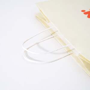 ナチュラルな質感の紙丸紐を使用した、有名ドーナツ&コーヒー専門店のオリジナル紙袋