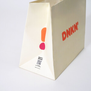 マチ部分にびっくりマークが印刷された、有名ドーナツ&コーヒー専門店のオリジナル紙袋