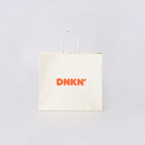 晒クラフト紙にポップなカラーリングとデザインが施された、有名ドーナツ&コーヒー専門店のオリジナル紙袋