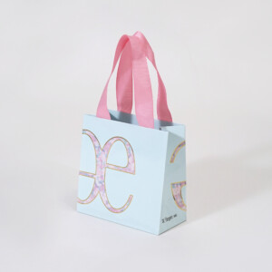 ゴールドの箔押し加工で装飾されたロゴマークが美しい、高級コスメブランドのオリジナル紙袋