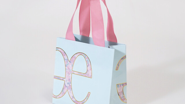 彩り豊かに輝く花束のようなコスメブランドの限定ショッパーを読む