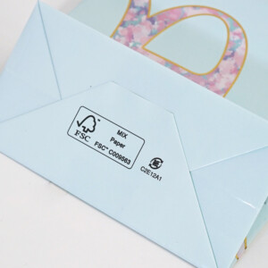 底面にFSC認証マークが印刷された、高級コスメブランドのオリジナル紙袋