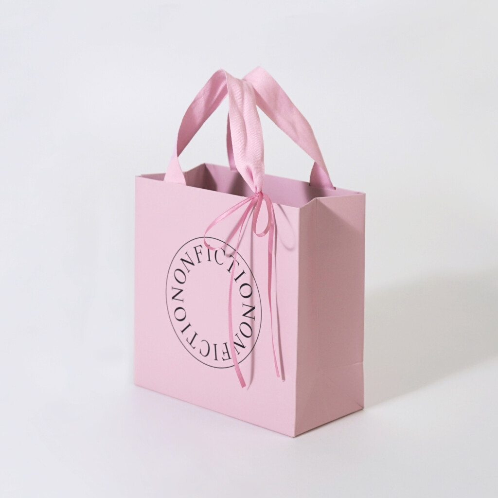 ブラックの箔押し加工とデボス加工が施されたロゴが印象的な、韓国ライフスタイルビューティーブランドのオリジナル紙袋