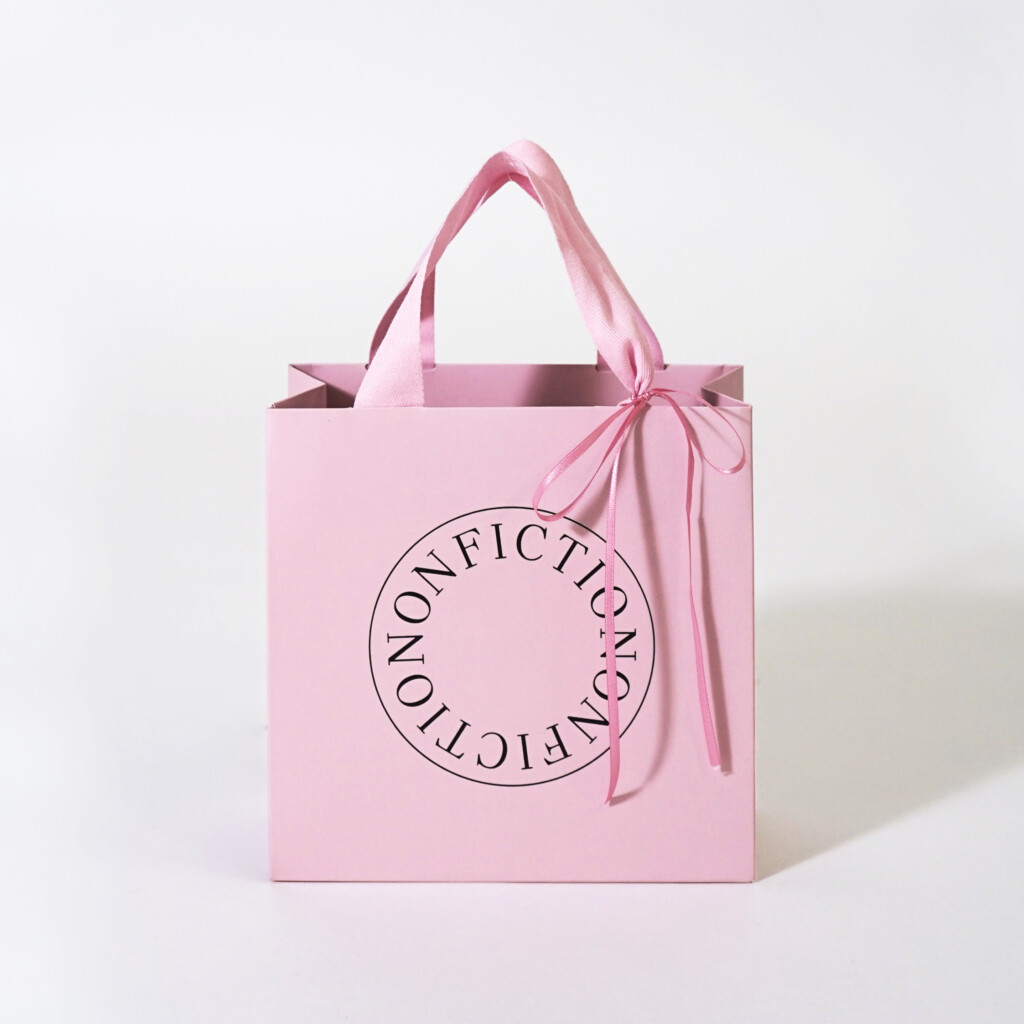 ブラックの箔押し加工とデボス加工が施されたロゴが印象的な、韓国ライフスタイルビューティーブランドのオリジナル紙袋