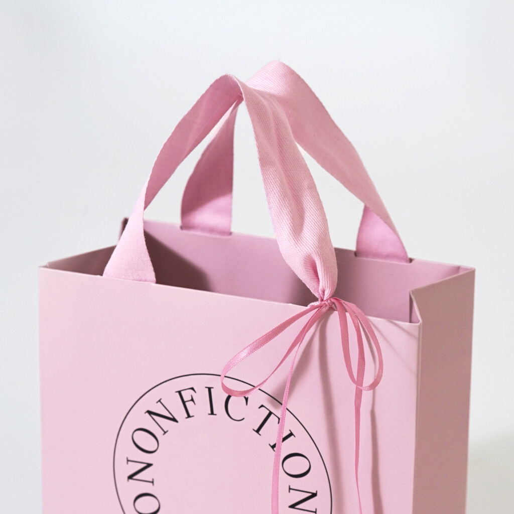 細幅のサテンリボンの装飾が可愛らしい、韓国発ライフスタイルビューティーブランドのオリジナル紙袋