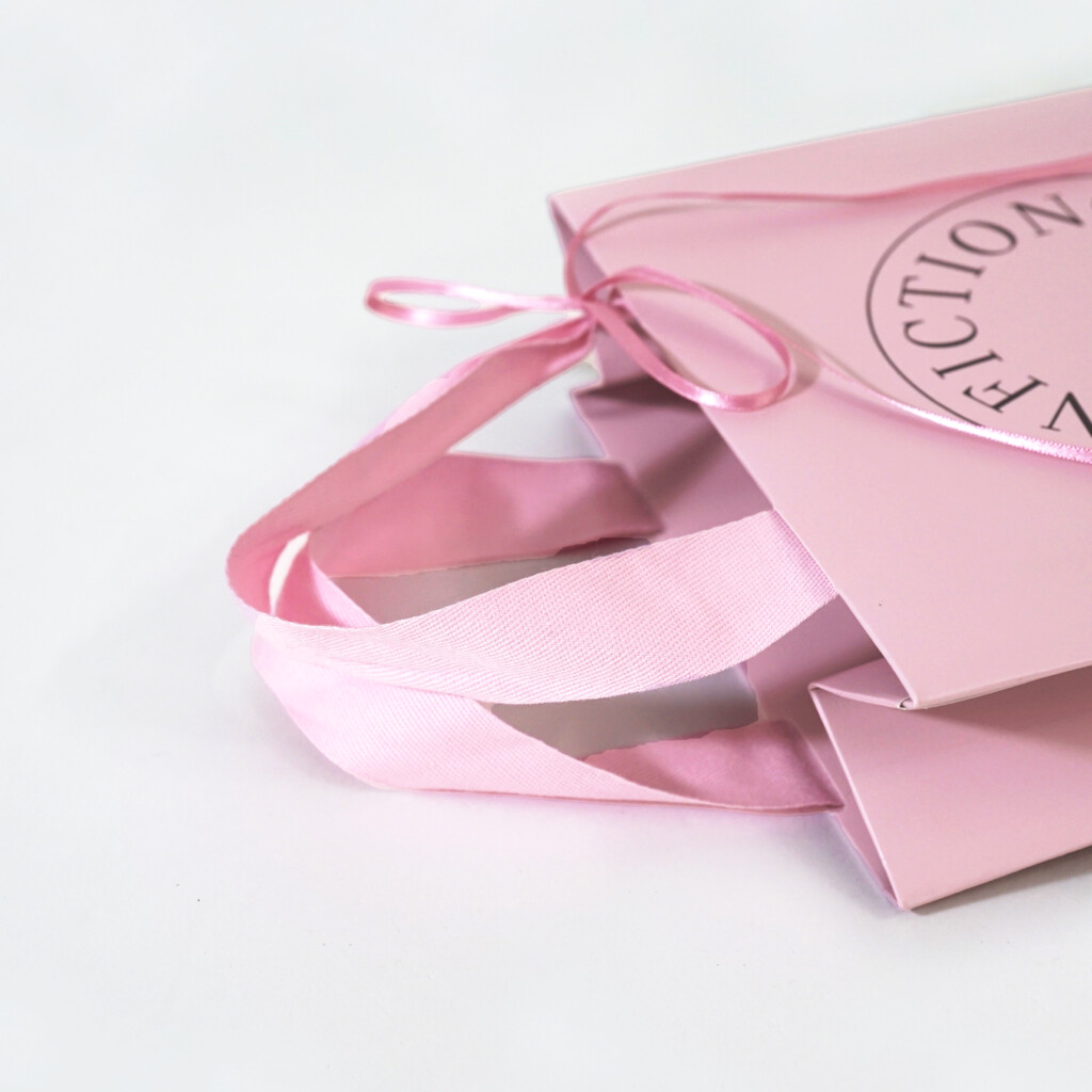 ブラックの箔押し加工とデボス加工が施されたロゴが印象的な、韓国ライフスタイルビューティーブランドのオリジナル紙袋