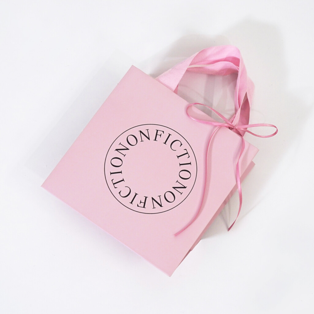 ブラックの箔押し加工とデボス加工が施されたロゴが印象的な、韓国ライフスタイルビューティーブランドのオリジナル紙袋