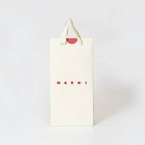 ロゴが印象的な、世界的人気ファッションブランドの口留めシールと箔押し加工が施された、スタイリッシュなオリジナル紙袋