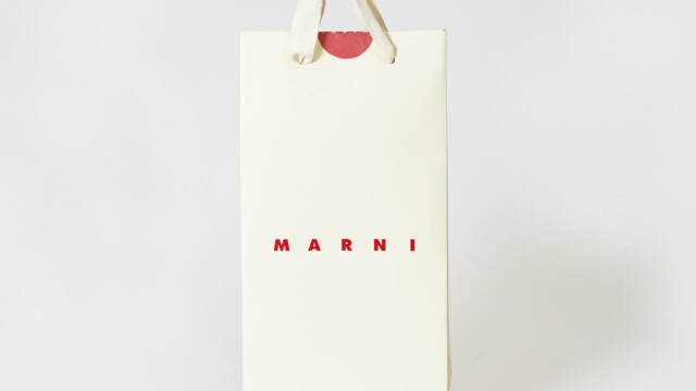 独創的なプリントとカラーリングで全てを魅了するファッションブランドのパッケージを読む