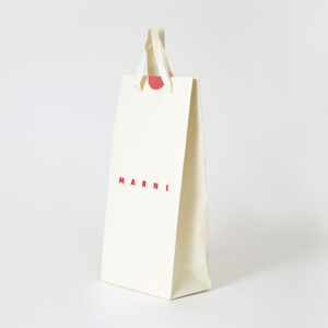 ロゴが印象的な、世界的人気ファッションブランドの口留めシールと箔押し加工が施された、スタイリッシュなオリジナル紙袋