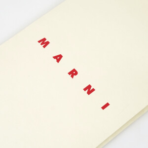 ロゴが印象的な、世界的人気ファッションブランドの口留めシールと箔押し加工が施された、スタイリッシュなオリジナル紙袋