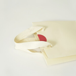 世界的人気ファッションブランドのハンドルにコットン生地が使用された、オリジナル紙袋