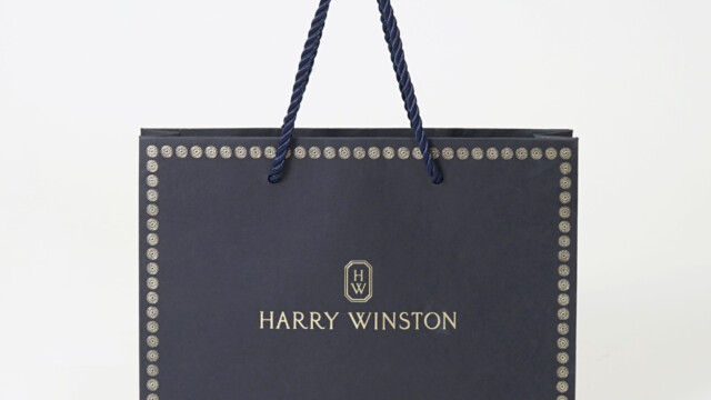 ダイアモンドの輝きを纏ったようなジュエリーブランドの紙袋を読む