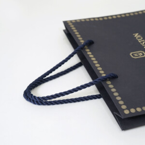 ハンドルにネイビーのツイストロープを使用した、高級ジュエリーブランドのエレガントなオリジナル紙袋