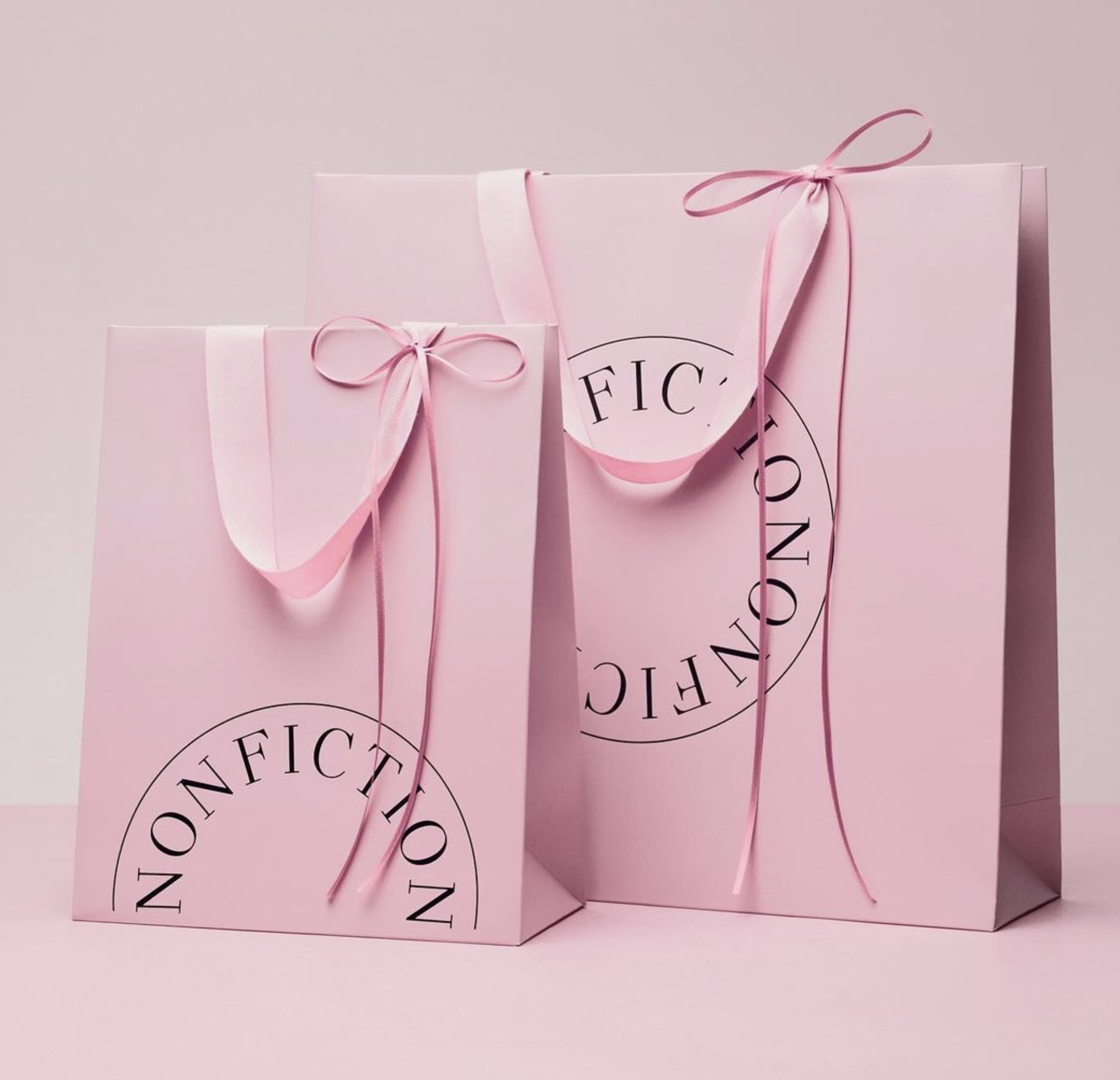 ブラックの箔押し加工とデボス加工が施されたロゴが印象的な、韓国ライフスタイルビューティーブランドのオリジナル紙袋