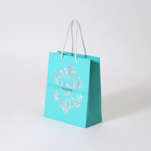 ターコイズブルーにシルバーの箔押し加工が映える、ハイジュエリーブランドの高級感あふれるオリジナル紙袋