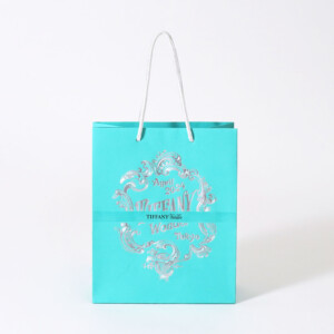ターコイズブルーにシルバーの箔押し加工が映える、ハイジュエリーブランドの高級感あふれるオリジナル紙袋