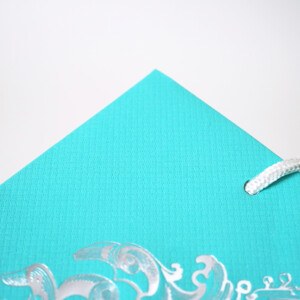 光沢感のあるパイレンロープのハンドルを使用した、ハイジュエリーブランドの高級感あふれるオリジナル紙袋