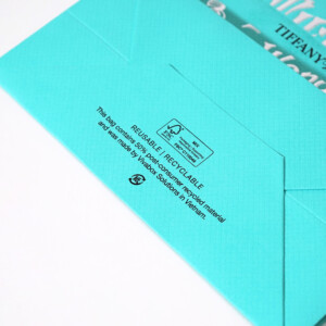 リサイクル素材が含まれた、ハイジュエリーブランドの環境に配慮したオリジナル紙袋