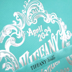 ターコイズブルーにシルバーの箔押し加工が映える、ハイジュエリーブランドの高級感あふれるオリジナル紙袋