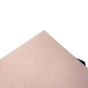 くすみ感のあるベージュカラーのボディにエンボス加工が施された、高級コスメブランドのエレガントなオリジナル紙袋