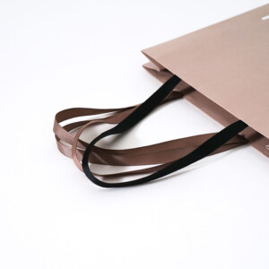 グログランリボンを片側2本ずつ使用した、高級コスメブランドの繊細で上品な印象のオリジナル紙袋