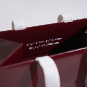 サステナビリティ戦略の一環として立ち上げたサイト情報が印刷された、ラグジュアリーブランドの高級感あふれるオリジナル紙袋