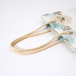 フルカラー印刷で華やかに描かれた西洋菊が美しい、フランスのファッションブランドのオリジナル紙袋