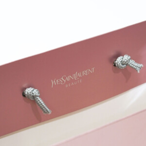 艶感あるパイレンロープとメタリックな蒸着紙を使用した、世界を代表するラグジュアリーブランドの高級感溢れるオリジナル紙袋