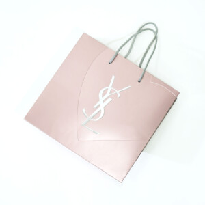 メタリックな蒸着紙にデボス加工と浮き出し加工を施した、世界を代表するラグジュアリーブランドの高級感溢れるオリジナル紙袋