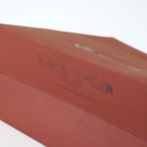 底面部分に環境マークがコンパクトに並べられた、深い歴史のある服地のトップメーカーのオリジナル紙袋