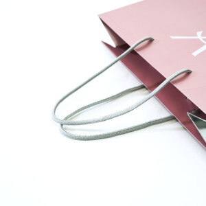 艶感あるパイレンロープとメタリックな蒸着紙を使用した、世界を代表するラグジュアリーブランドの高級感溢れるオリジナル紙袋