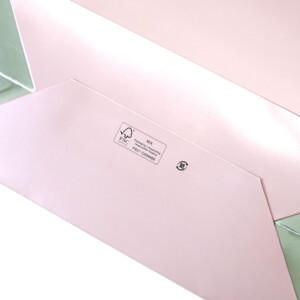 底面部分にFSC認証マークが印刷された、世界を代表するラグジュアリーブランドのオリジナル紙袋