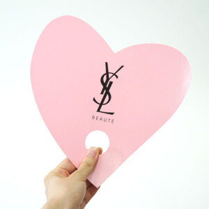 世界を代表するラグジュアリーブランドの、限定イベントのノベルティのハート型うちわ