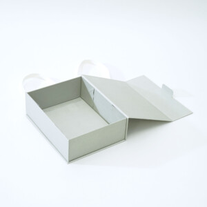 ボックス型のデザインが革新的な、オーガニック材料にこだわるコスメブランドのサステナブルなオリジナル紙袋