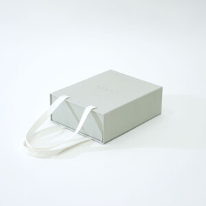 箔押しされたブランドロゴが目を惹く、オーガニック材料にこだわるコスメブランドのサステナブルなオリジナル紙袋