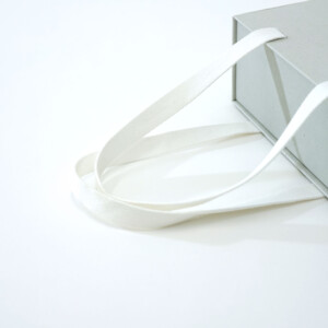 おしゃれで頑丈なコットンハンドルを使用した、オーガニック材料にこだわるコスメブランドのサステナブルなオリジナル紙袋