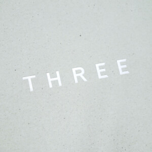 箔押しされたブランドロゴが目を惹く、オーガニック材料にこだわるコスメブランドのサステナブルなオリジナル紙袋