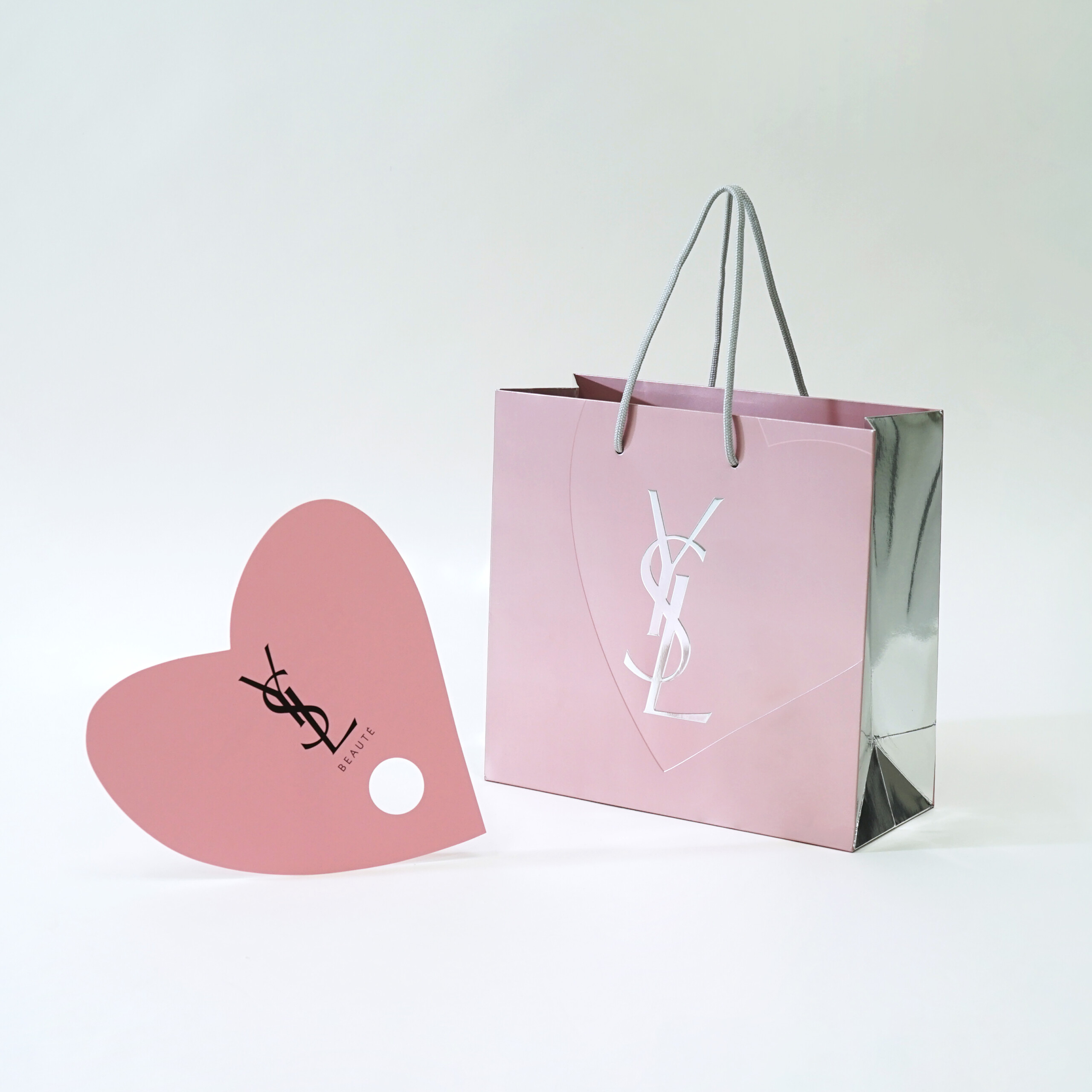 ファッショニスタに愛され続ける、ラグジュアリーブランドの限定紙袋