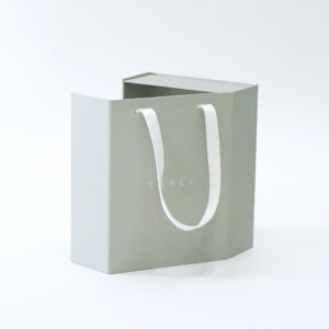 箔押しされたブランドロゴが目を惹く、オーガニック材料にこだわるコスメブランドのサステナブルなオリジナル紙袋