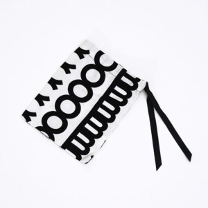 ブランドロゴが全面にデザインされた、世界的有名ファッションブランドの巾着袋