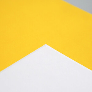 鮮やかなデイジーイエローが目を引く、世界的有名ファッションブランドの「遊び心」が感じられる素敵なオリジナル紙袋