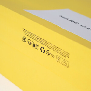 底面部分に環境マークがコンパクトに並べられた、世界的有名ファッションブランドのオリジナル紙袋