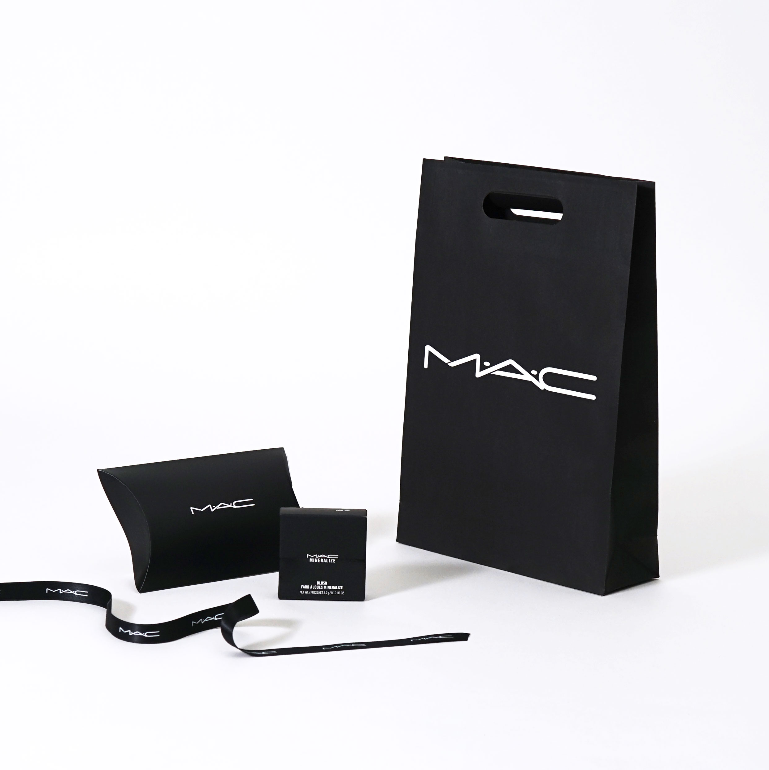 多様性に応えたモノトーン仕様のコスメブランドパッケージ