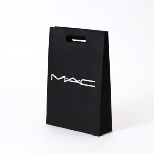 モノトーンの紙袋本体に小判抜きが施された、有名コスメブランドの洗練された印象のオリジナル紙袋