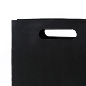 モノトーンの紙袋本体に小判抜きが施された、有名コスメブランドの洗練された印象のオリジナル紙袋