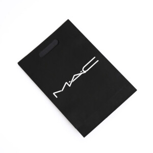 モノトーンの紙袋本体に小判抜きが施された、有名コスメブランドの洗練された印象のオリジナル紙袋