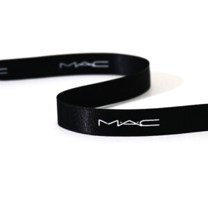 ロゴマークが印字された、上品で洗練された印象のオリジナルリボン