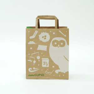 ナチュラルなクラフト紙にフクロウのイラストが大きく描かれた、雑貨ブランドのオリジナル紙袋