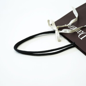 紙袋の正面に穴を開けない「縦留め」を採用した、スッキリと上品な印象の、東京発のフレグランスブランドのオリジナル紙袋